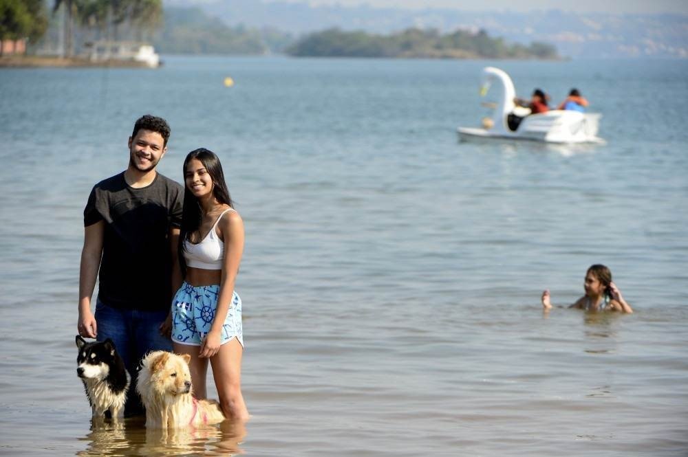 Rayssa Veira com o namorado Carlos Eduardo Pereira Mendonça e os cães Scar (preto) e Zara (branco).