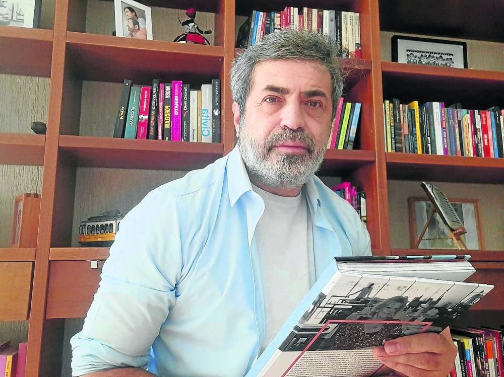 O jornalista Rosualdo Rodrigues, criador do Bon&iacute;ssimo!, foi o organizador do livro de Liana