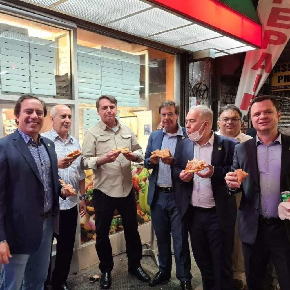 Sem poder entrar em restaurantes de NY, Bolsonaro come pizza na rua