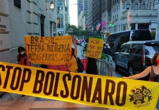 Sem poder entrar em restaurantes de NY, Bolsonaro come pizza na rua