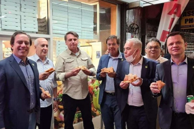 Sem poder entrar em restaurantes de NY, Bolsonaro come pizza na rua