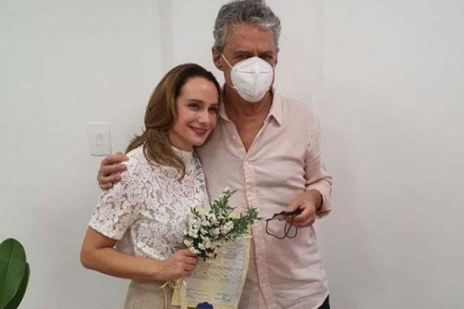 A advogada tem dois filhos e cantor tem três -  (crédito: Reprodução/Instagram/@cartoriodeitaipava)