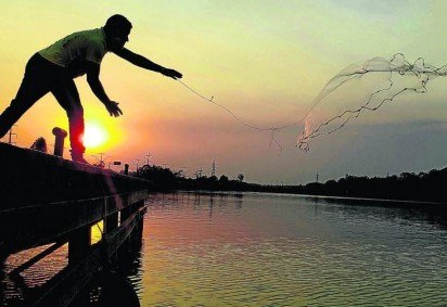 Lago Paranoá atrai brasilienses a lazer e, também, para trabalho - (crédito: Carlos Vieira/CB )