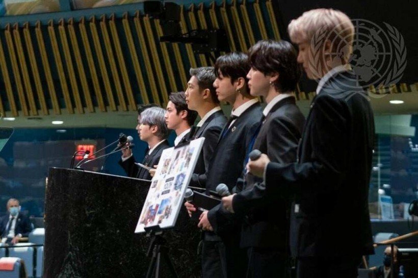 BTS, Enviado Especial do Presidente para as Futuras Gerações e Cultura da República da Coréia, faz comentários e atua durante o Momento dos Objetivos de Desenvolvimento Sustentável (ODS).  