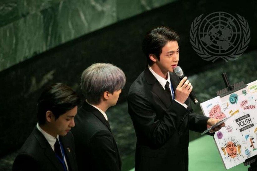 
Jin, da BTS (à direita), Enviado Especial do Presidente para as Futuras Gerações e Cultura da República da Coréia, faz comentários e atua durante o Momento dos Objetivos de Desenvolvimento Sustentável (ODS).  