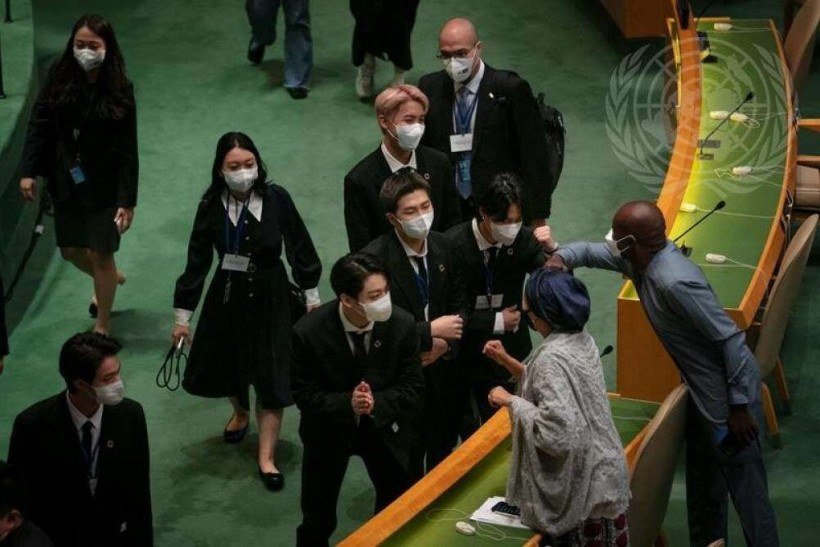 Os membros da BTS cumprimentam a Secretária-Geral Adjunta Amina Mohammed.