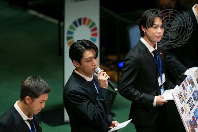 
V do BTS (à esquerda), Enviado Especial do Presidente para as Gerações Futuras e Cultura da República da Coreia, faz comentários e se apresenta durante o Momento dos Objetivos de Desenvolvimento Sustentável (ODS), enquanto Suga (cente) e Jin observam.  