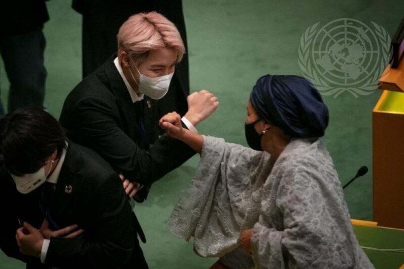 BTS, Enviado Especial do Presidente para as Futuras Gerações e Cultura da República da Coréia, faz comentários e atua durante o Momento dos Objetivos de Desenvolvimento Sustentável (ODS). J-Hope cumprimenta a Secretária-Geral Adjunta Amina Mohammed.