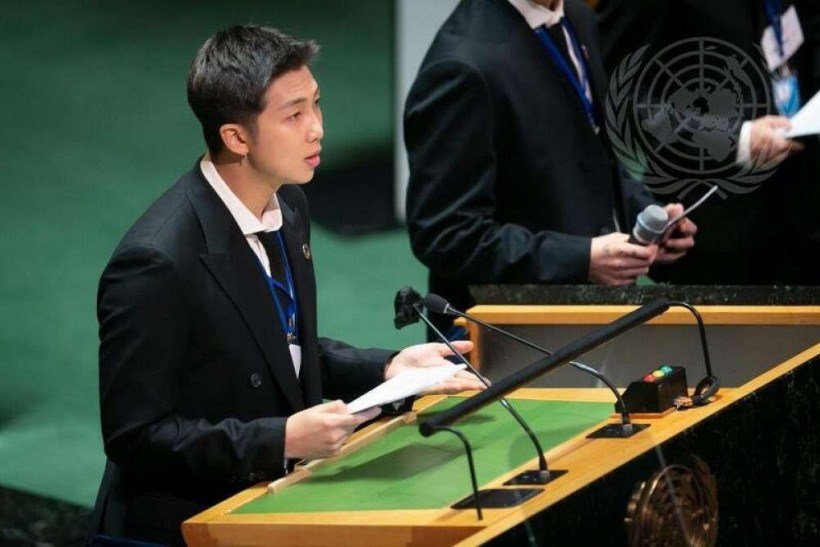 
RM da BTS, Enviado Especial do Presidente para as Futuras Gerações e Cultura da República da Coréia, faz comentários e atua durante o Momento dos Objetivos de Desenvolvimento Sustentável (ODS).  