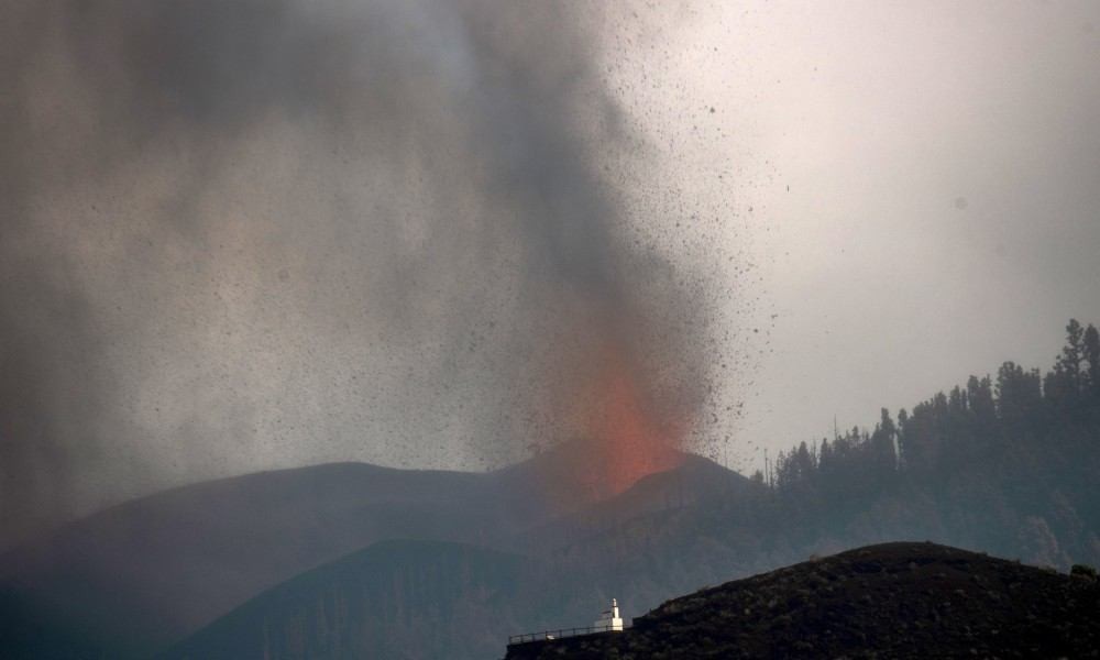 Lava do vulcão nas Ilhas Canárias desce lentamente para o mar