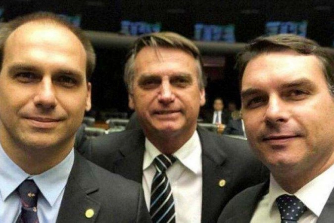 Eduardo e Flávio Bolsonaro devem ingressar no PL, assim como o pai