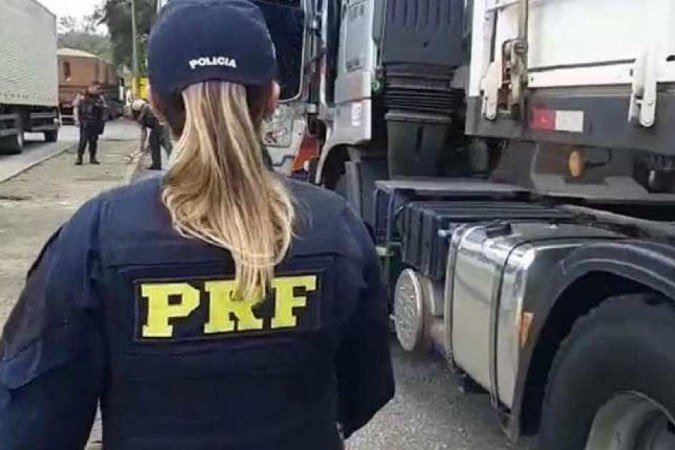 Flagrante foi feito na BR-040 pela PRF de Juiz de Fora nesta segunda-feira (20/9) -  (crédito: PRF/Divulgação)