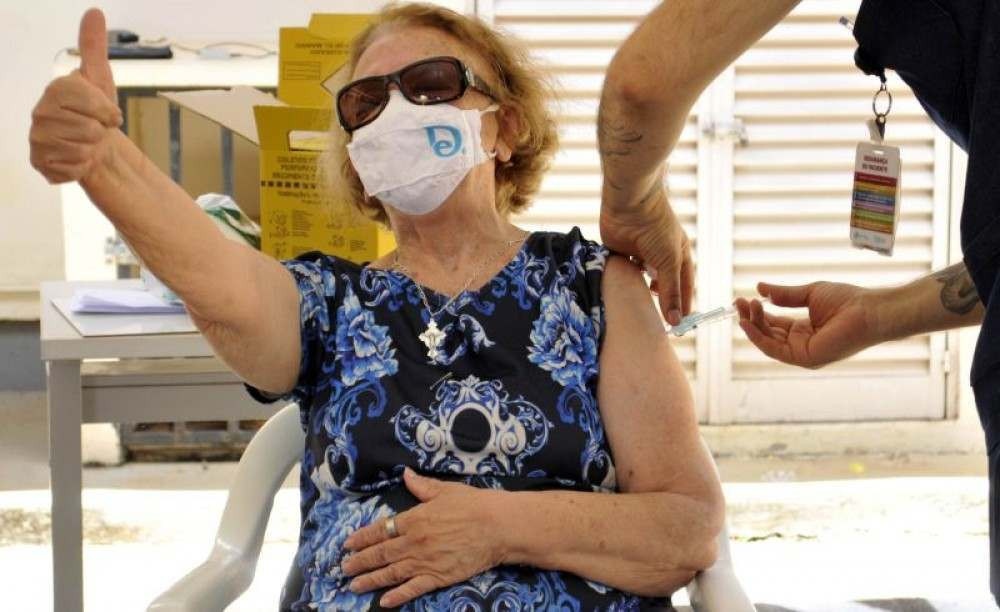 DF espera receber vacinas para aplicar 4ª dose em idosos acima de 80 anos 