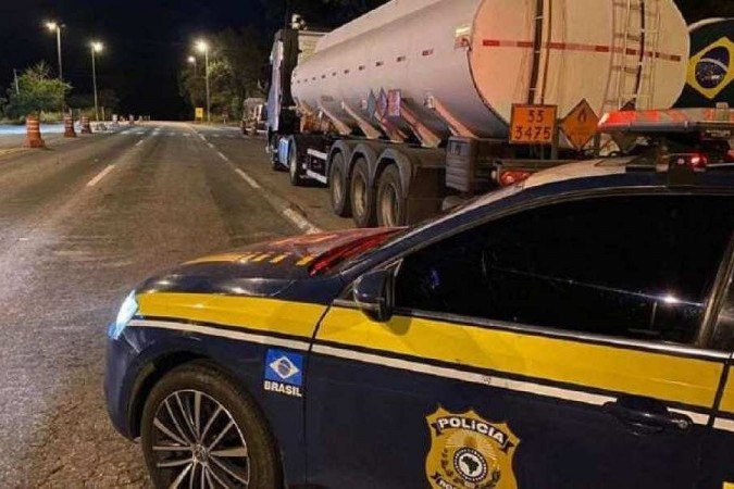 Veículo foi interceptado pela PRF no início da madrugada desta quarta-feira (22/9) -  (crédito: PRF/Divulgação)