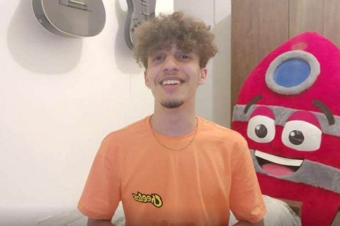 Gabriel e a fantasia de sucesso. Uma brincadeira pra falar de coisa séria -  (crédito: Reprodução vídeo Gabriel Crespo)