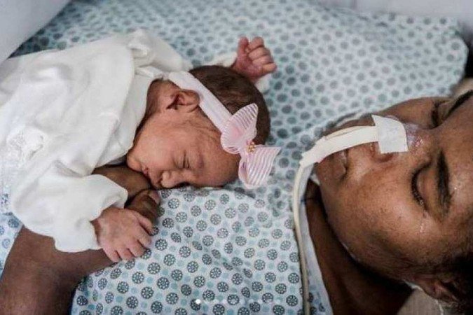 Momento em que a mãe segura a bebê no colo pela primeira vez -  (crédito: Reprodução/Instagram/Paula Beltrão)
