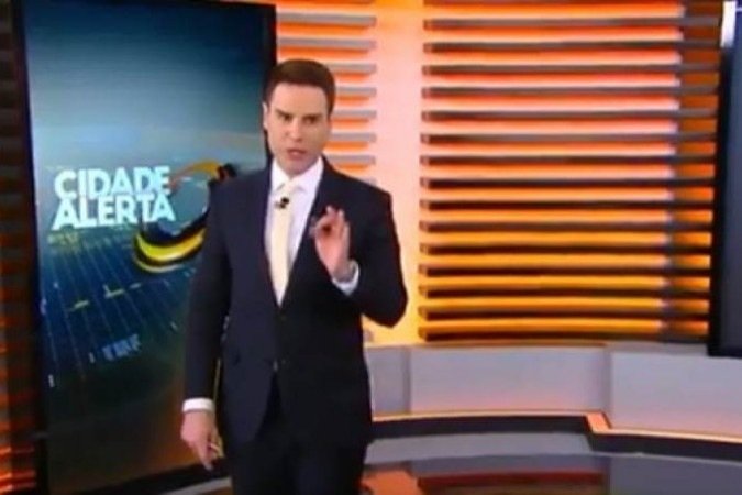 Luiz Bacci durante apresentação do jornalístico  -  (crédito: Reprodução/Rede Record)