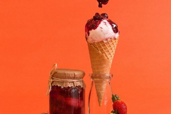 Dia do sorvete. Comemorar a data com a sobremesa gelada é providencial nesse calor. Só não vale dividir a casquinha com a crush sem combinar como vai ser o pagamento depois, está bem?!