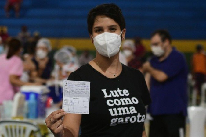 A atendente de telemarketing Clarissa Ribeiro de Sousa, 32 anos, antecipou a segunda dose do imunizante nesta quinta -  (crédito: Ed Alves/CB)