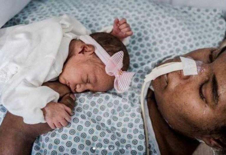 Mãe em estado vegetativo chora ao receber bebê pela primeira vez nos braços