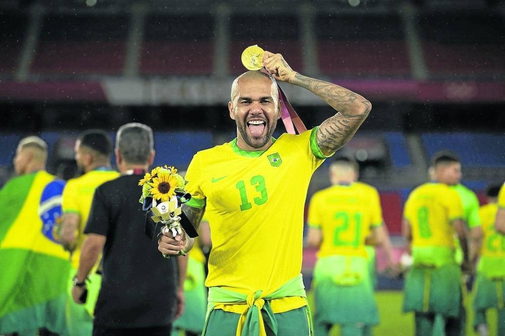 Daniel Alves repete a fórmula de Julio Cesar para ir à Copa do Mundo