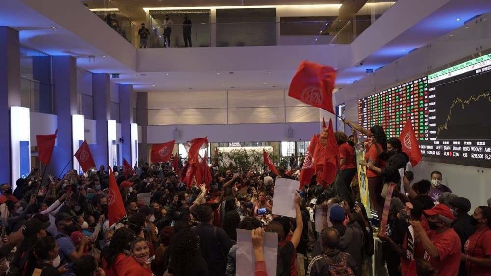 Manifestantes do MTST ocupam Bolsa de Valores em São Paulo