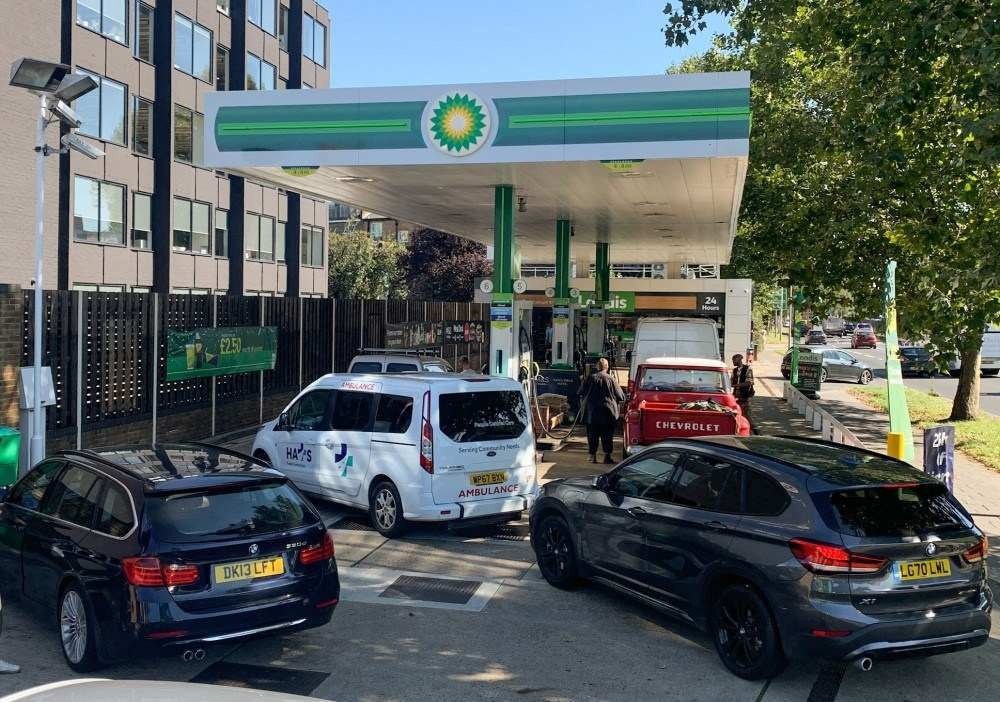 Governo britânico tenta acalmar a população ante escassez de combustível