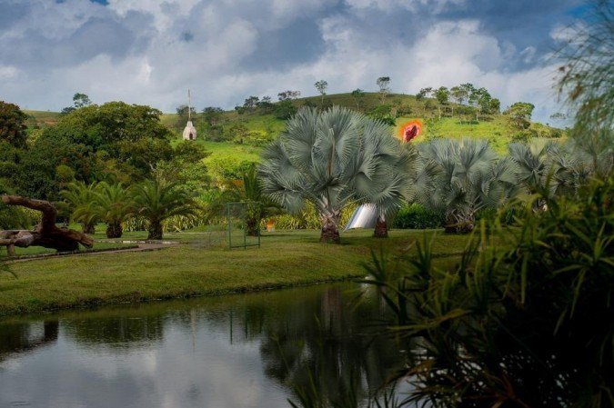 Parque botânico reúne mais de 35 obras de artistas renomados, entre elas a polêmica Diva (ao fundo) - (crédito: Camila Leão/Divulgação) Parque botânico reúne mais de 35 obras de artistas renomados, entre elas a polêmica Diva (ao fundo) - (crédito: Camila Leão/Divulgação)