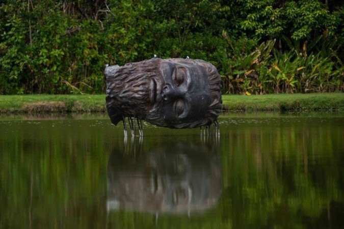 Algumas das obras expostas ao longo de 133 hectares: 10 mil plantas de mais de 600 espécies formam o parque ecológico