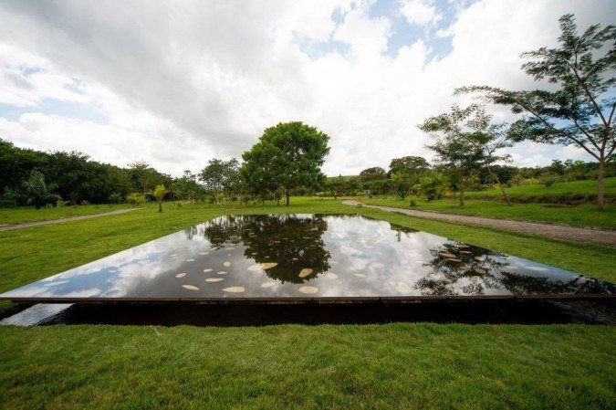 Algumas das obras expostas ao longo de 133 hectares: 10 mil plantas de mais de 600 espécies formam o parque ecológico  