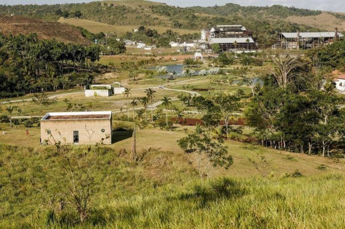 O parque botânico está sendo criado nos arredores da antiga Usina Santa Teresinha, que está desativada (ao fundo)