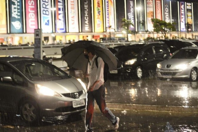 MOTOS no Desafio da Cidade a Noite na Chuva Forte