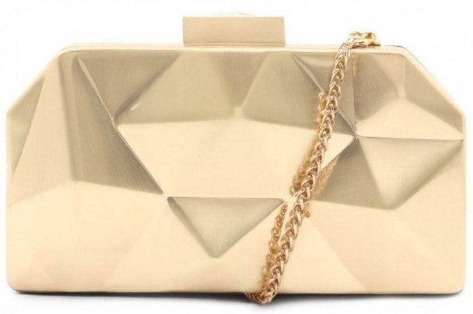 Bolsa clutch pequena dourada, da Schutz (R$ 590) Bolsa clutch pequena dourada, da Schutz (R$ 590)