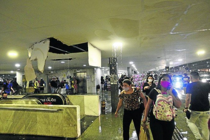 Teto de gesso da plataforma superior da Rodoviária do Plano Piloto cedeu, nessa sexta-feira (24/9) - (crédito: Minervino Junior/CB/D.A Press) Teto de gesso da plataforma superior da Rodoviária do Plano Piloto cedeu, nessa sexta-feira (24/9) - (crédito: Minervino Junior/CB/D.A Press)