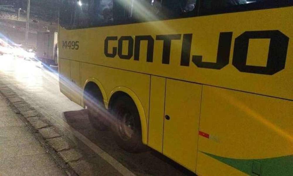 &Ocirc;nibus em que a dupla faria o transporte das drogas (foto: PMRv/Divulga&ccedil;&atilde;o)