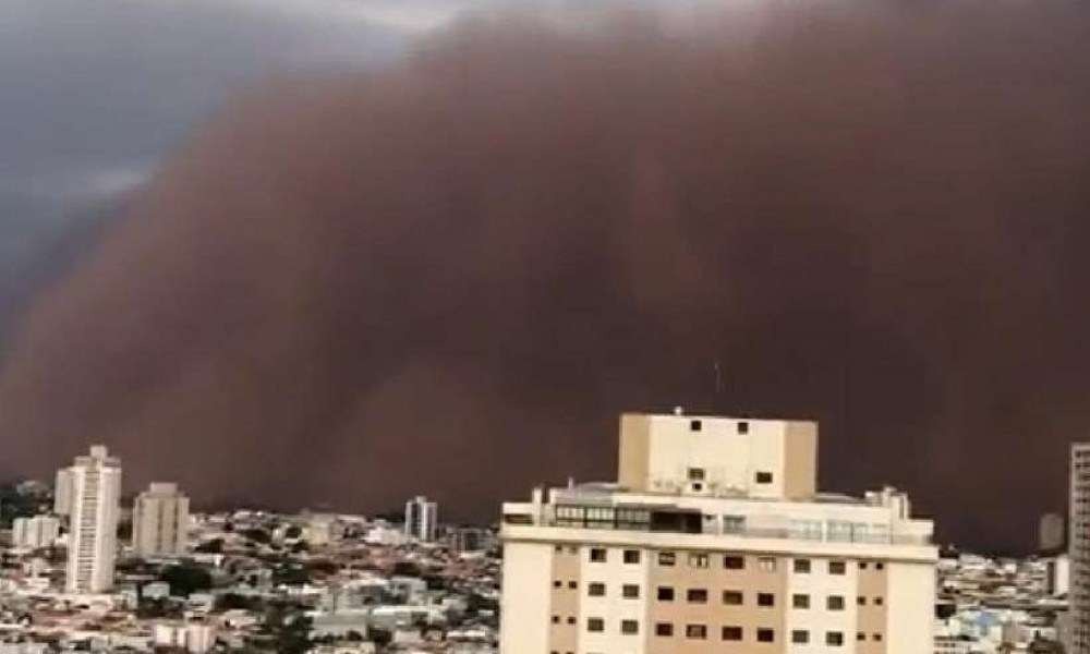 Nuvem de poeira atinge Franca e cidade mineira na divisa com São Paulo