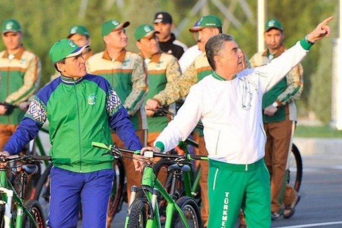 Sob governo de Berdymukhammedov, visto aqui em passeio de bicicleta no ano passado, imagem de nação saudável é peça central da propaganda estatal -  (crédito: Getty Images)