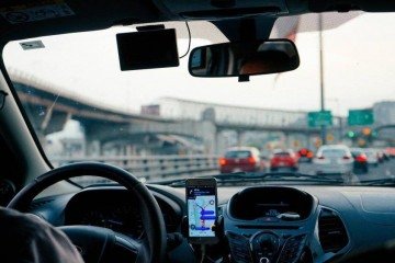 Os ministros mantiveram decisão que impôs multa de R$ 2 mil a um candidato que colocou adesivos em um carro de aplicativo em Pernambuco - (crédito: Dan Gold/Unsplash) Os ministros mantiveram decisão que impôs multa de R$ 2 mil a um candidato que colocou adesivos em um carro de aplicativo em Pernambuco - (crédito: Dan Gold/Unsplash)