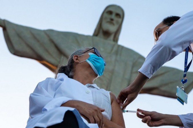 Apesar de queda constante nos registros de infecções e óbitos relacionados ao coronavírus, acontecimentos recentes podem alterar perspectivas de controle da pandemia -  (crédito: Getty Images)