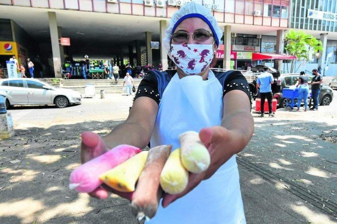 Nilzete Batista vende dindins na rua e afirma que negócio fez sucesso - (crédito: Ed Alves/CB/D.A Press) Nilzete Batista vende dindins na rua e afirma que negócio fez sucesso - (crédito: Ed Alves/CB/D.A Press)