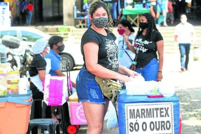 Tainara Alves cuida de dois filhos e faz faculdade com renda obtida por meio da venda de marmitas - (crédito: Ed Alves/CB/D.A Press) Tainara Alves cuida de dois filhos e faz faculdade com renda obtida por meio da venda de marmitas - (crédito: Ed Alves/CB/D.A Press)
