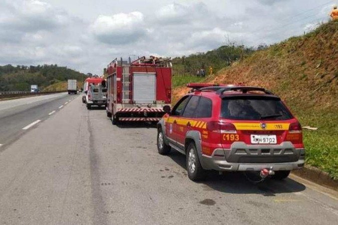 Acidente aconteceu na altura do km 789, em Juiz de Fora, na Zona da Mata mineira - (crédito: Corpo de Bombeiros/Divulgação) Acidente aconteceu na altura do km 789, em Juiz de Fora, na Zona da Mata mineira - (crédito: Corpo de Bombeiros/Divulgação)