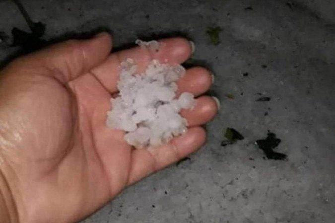 Em Ribeirão das Neves, parte da BR-040 ficou coberta por uma grossa camada de granizo - (crédito: Reprodução/Instagram) Em Ribeirão das Neves, parte da BR-040 ficou coberta por uma grossa camada de granizo - (crédito: Reprodução/Instagram)