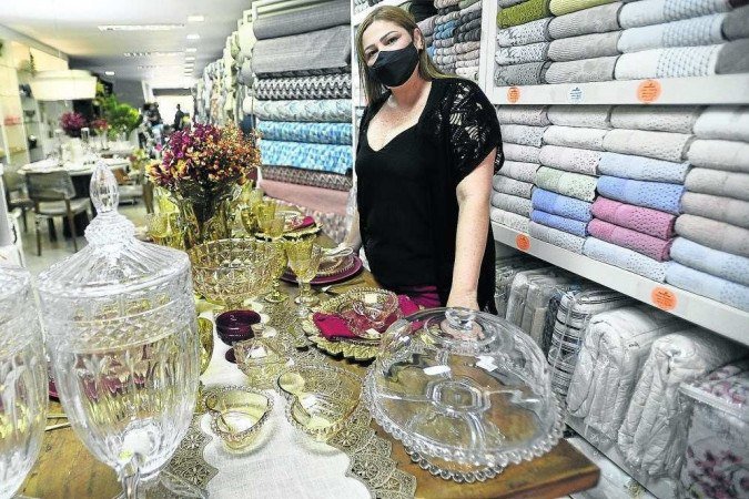 Gerente de uma loja de decoração na W3 Sul, Helyzane Mesquita espera contratar temporários em novembro - (crédito: Minervino Júnior/CB/D.A Press. ) Gerente de uma loja de decoração na W3 Sul, Helyzane Mesquita espera contratar temporários em novembro - (crédito: Minervino Júnior/CB/D.A Press. )