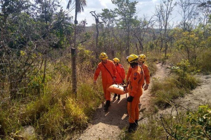 Vítima tem 74 anos e deu entrada no Hospital de Base com queixa de dores. Bombeiros não identificaram sinais de fratura - (crédito: CBM-DF/Divulgação) Vítima tem 74 anos e deu entrada no Hospital de Base com queixa de dores. Bombeiros não identificaram sinais de fratura - (crédito: CBM-DF/Divulgação)