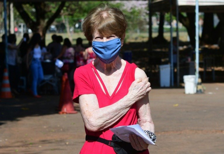 Aposentada Maria Lúcia Wiechrs Martins, 84, chegou à UBS 2 da Asa Norte por volta das 8h20 para receber a dose de reforço.