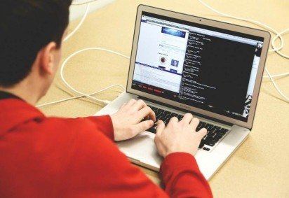 Pessoa de costas usando um notebook. -  (crédito: StartupStockPhotos/Pixabay )