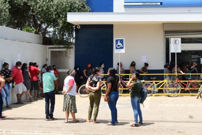 Na agência do BRB da Estrutural, os beneficiários aguardavam o atendimento para pegar o Cartão Gás na manhã desta quarta-feira (29/9) - (crédito: ED ALVES) Na agência do BRB da Estrutural, os beneficiários aguardavam o atendimento para pegar o Cartão Gás na manhã desta quarta-feira (29/9) - (crédito: ED ALVES)