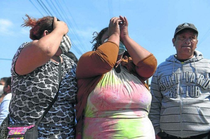 Familiares de detentos se desesperam ante a falta de notícias; uma mulher soube da morte do marido ao ver cadáver pela televisão -  (crédito: Fernando Mendez/AFP)