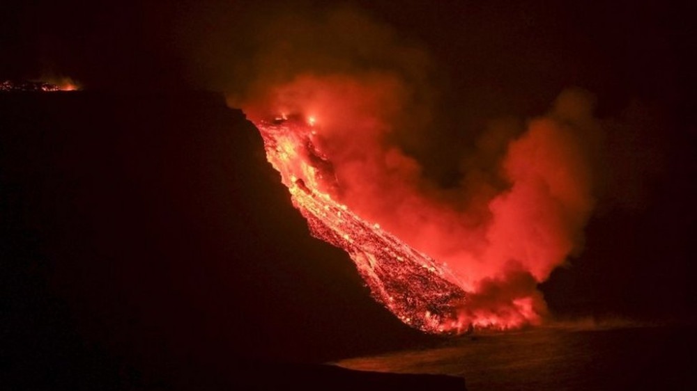 Vulcão em erupção nas ilhas Canárias: lava chega ao mar e gases tóxicos preocupam